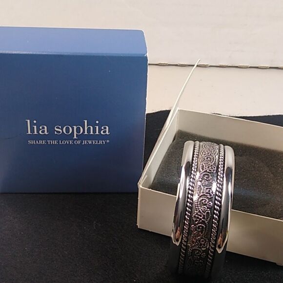 Vintage Lia Sophia Textured silver tone cuff bracelet in box - Picture 1 of 5
